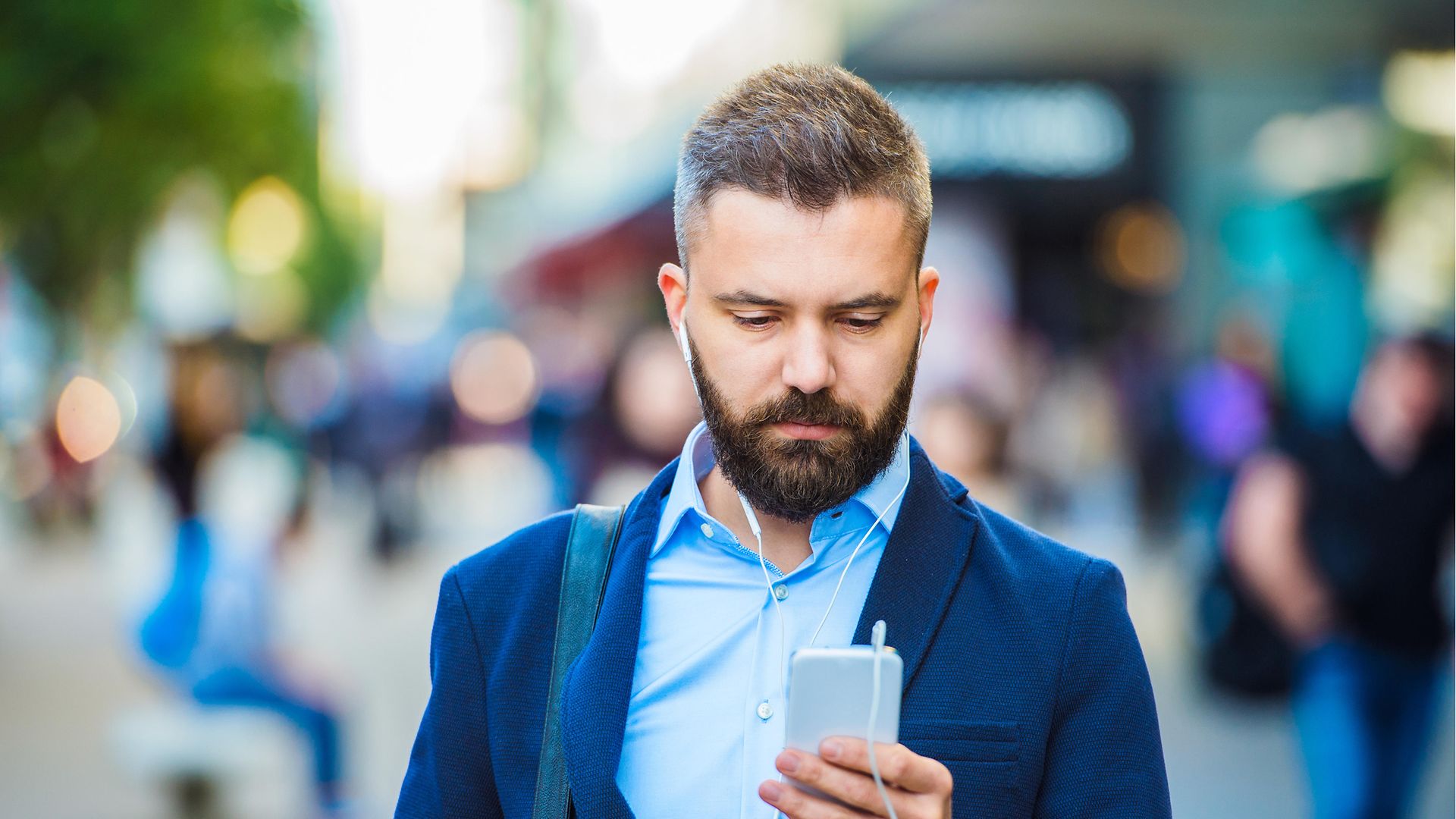 Mann mit Handy in der Hand
